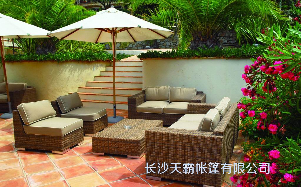 遮陽(yáng)傘搭配休閑桌椅滿足你對(duì)庭院生活的一切想象